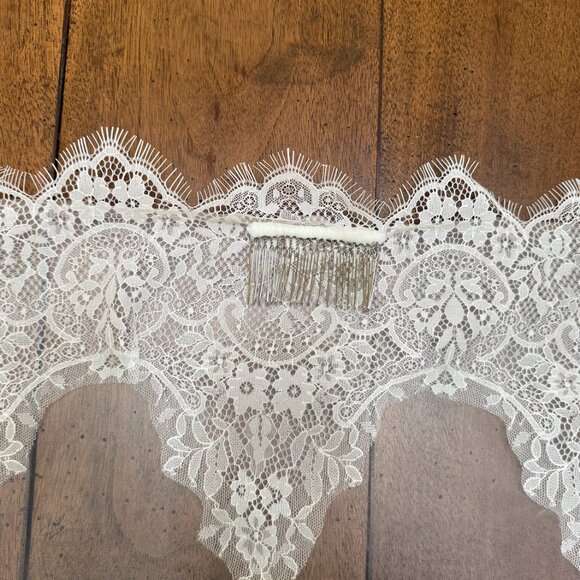 Chantilly Lace Trim Mantilla Veil, Length: Cathedral 118"/3m - Never Worn - Picture 5 of 5
